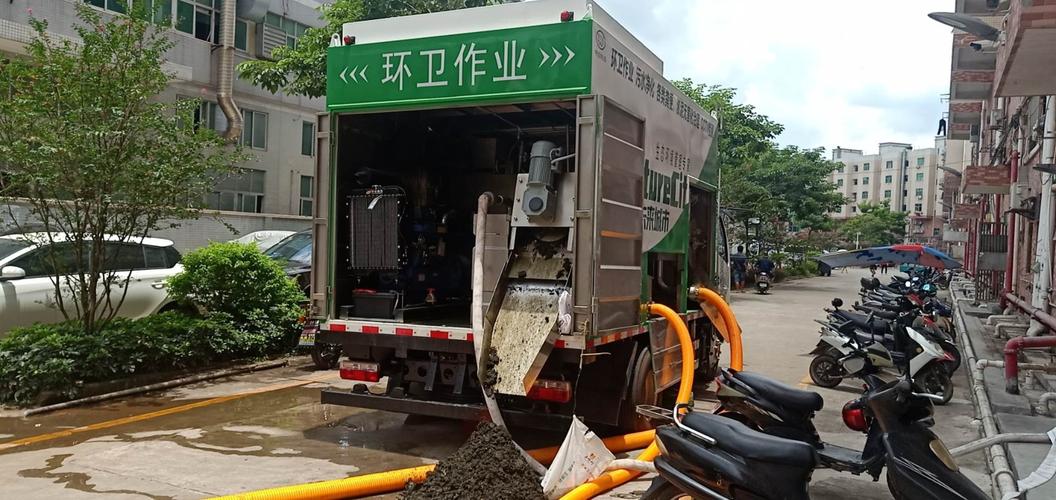 多功能管道疏通吸糞凈化脫水車 城市脈絡(luò)的“清道夫”與環(huán)保先鋒